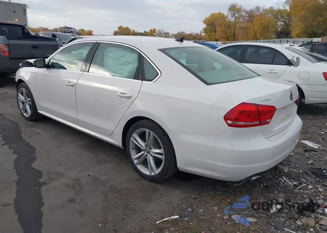 2015 Volkswagen Passat 2.0L Tdi Se из США, поврежденный, VIN 1VWBV7A32FC084435